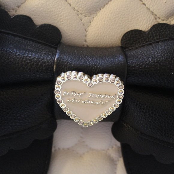 BETSEY JOHNSON BLACK & WHITE HEART PURSE - Picture 2 of 11